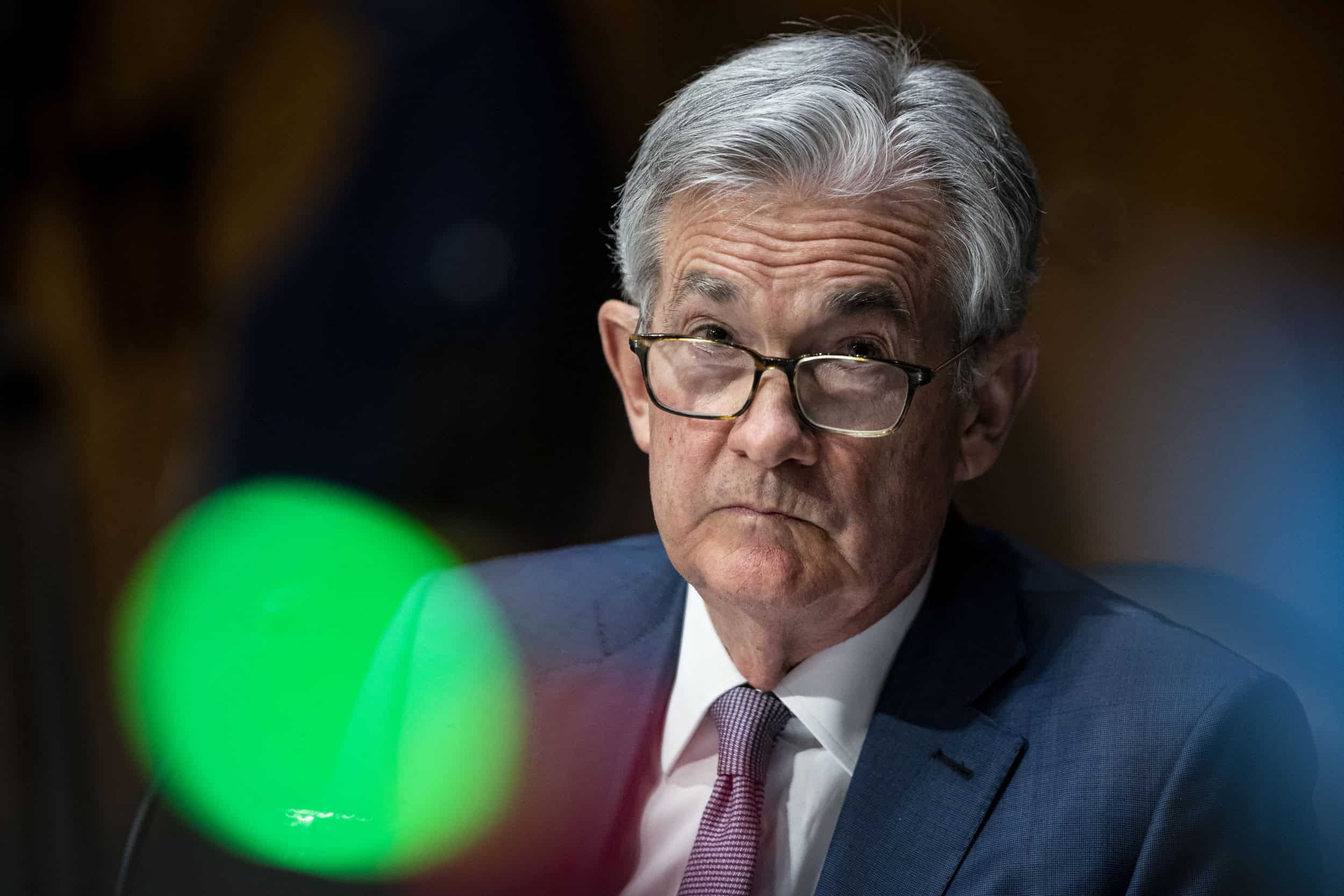 Fed 鲍尔对降息「泼冷水」！比特币一度跌破 8.7 万美元、以太币退守 3 千大关