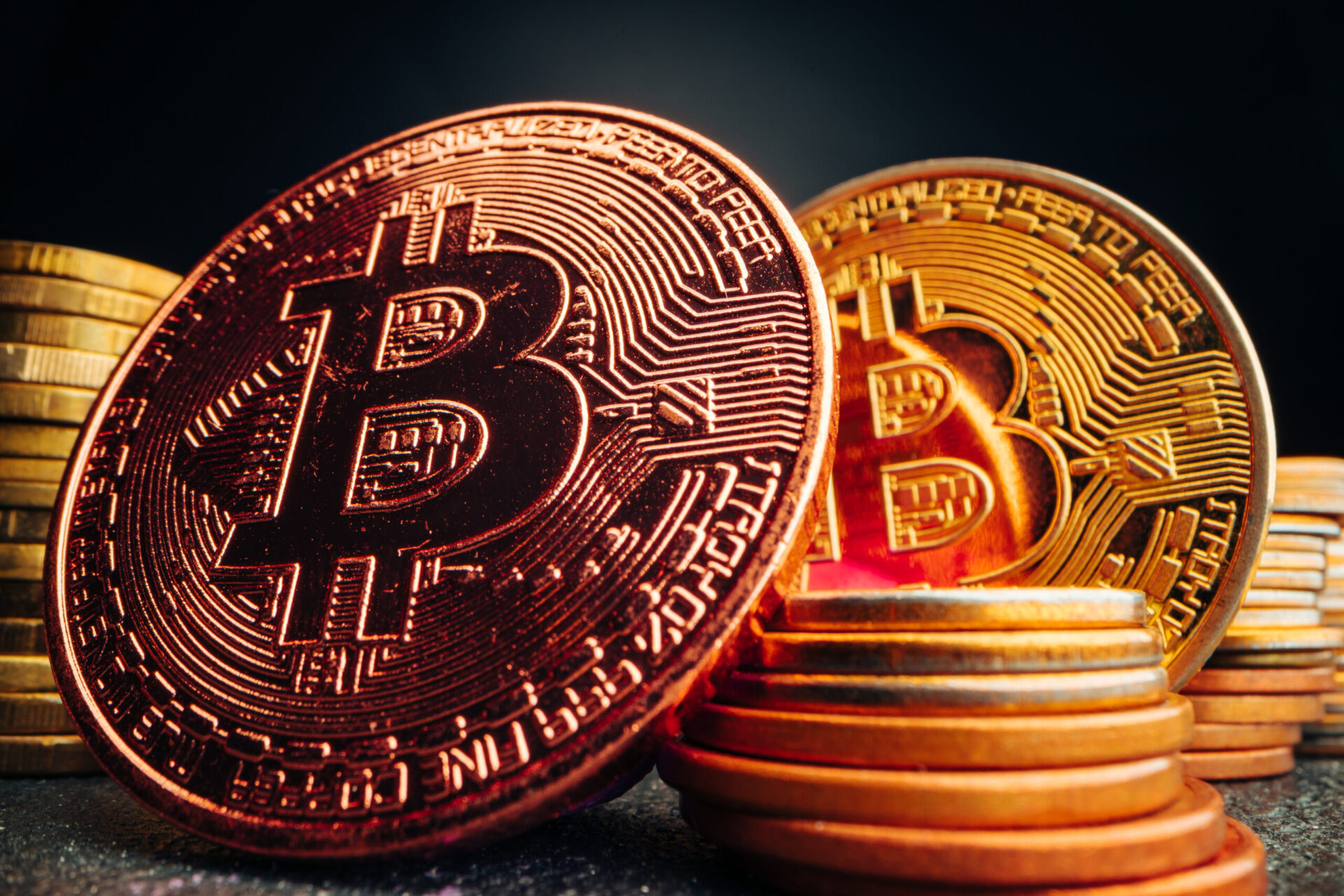 比特币一度失守 9.2 万美元、触及月内低点！专家示警：明年震荡更甚今年
