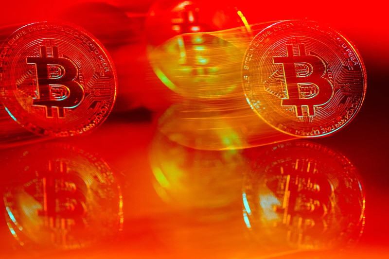 比特币跌破 8 万美元、资金费率摆荡不定，这波回调底部在哪？