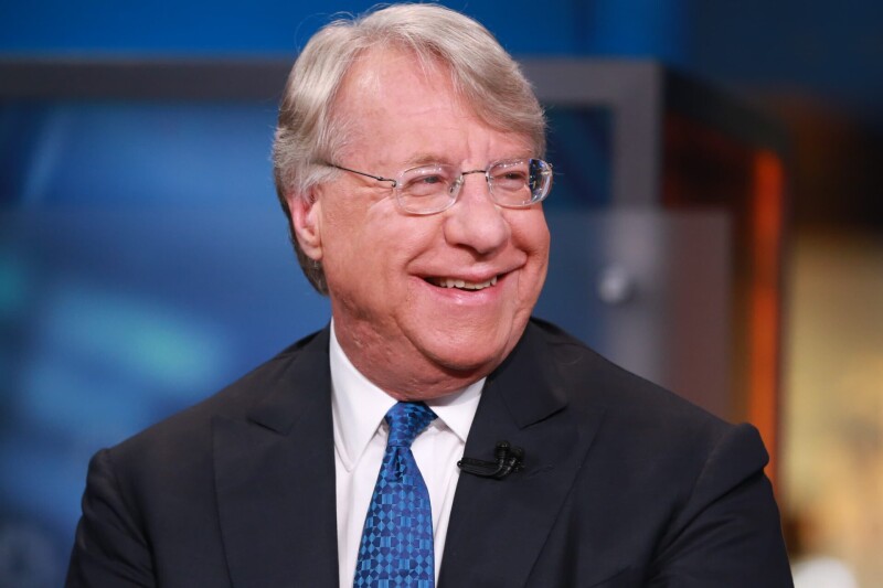 华尔街传奇空头出手！Jim Chanos「买比特币、卖 Strategy」两手套利