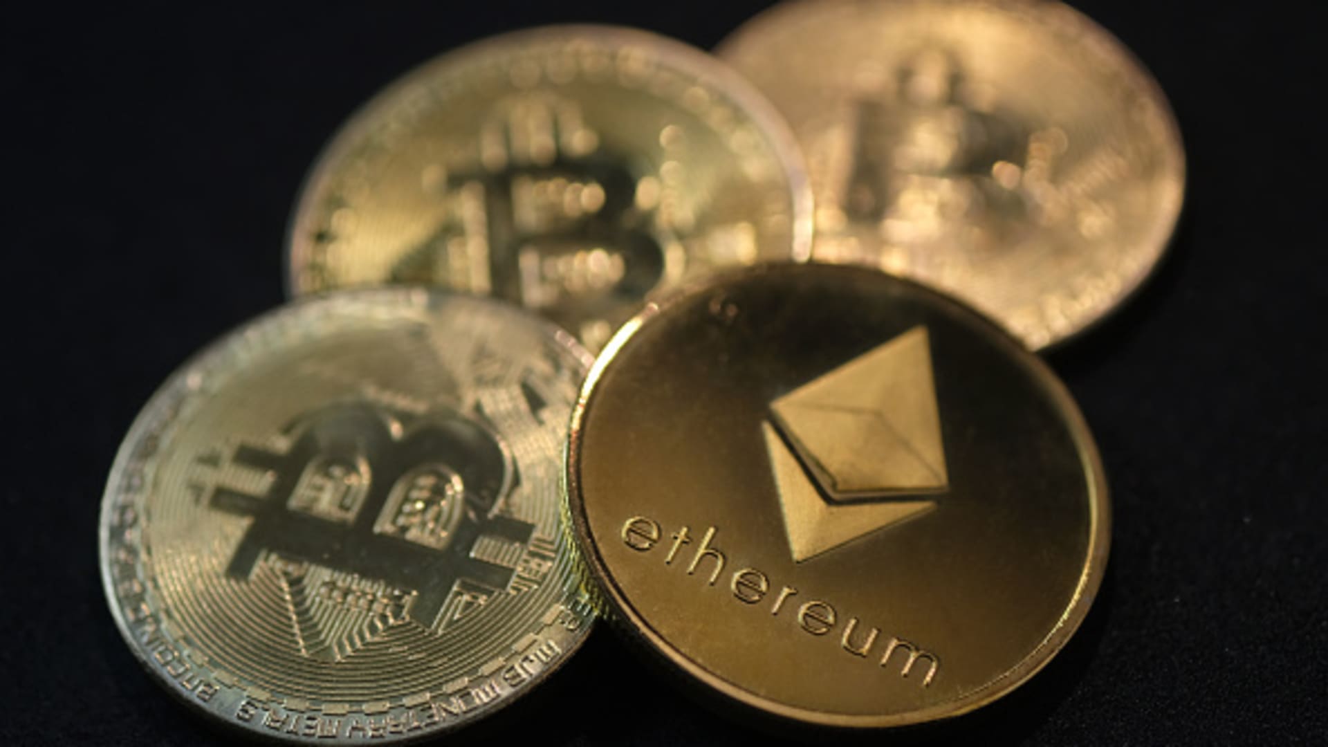 比特币 ETF 单日吸金 3.32 亿美元，逆转以太币 ETF 主导优势