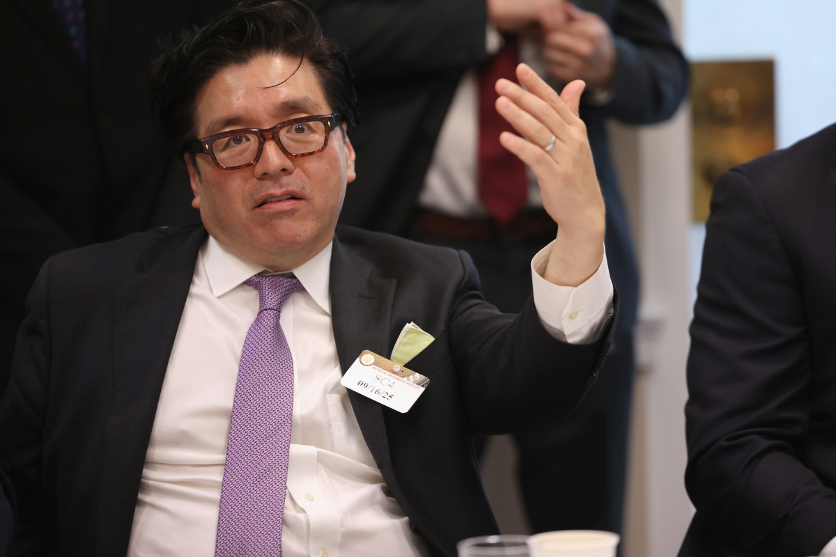 Tom Lee 不喊「25 万美元」了！比特币年底创高从「笃定」变「有机会」