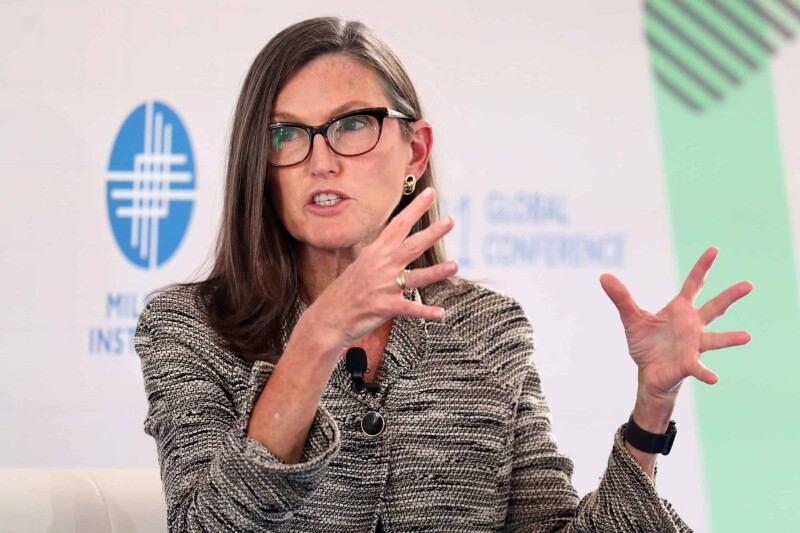 「女股神」逆势抄底加密概念股！方舟斥 5,500 万美元敲进 BitMine 、 Coinbase