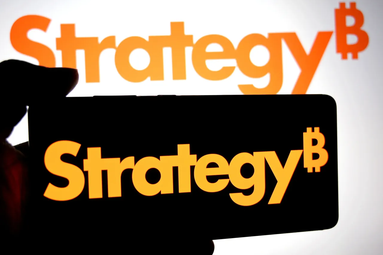 「比特币最强信徒」再出手！Strategy 斥 2.64 亿美元扫货，持币量突破 71 万枚