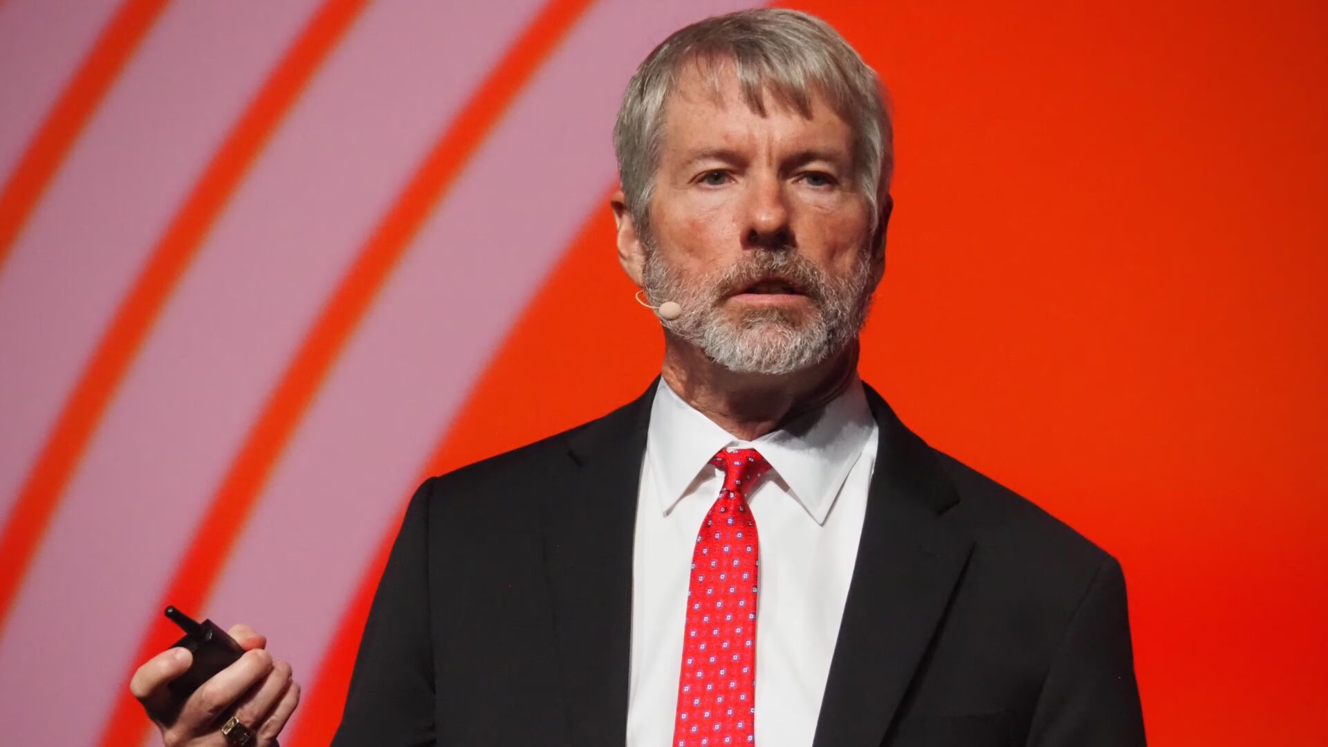 一度陷入「帐面亏损」！Strategy 再增持 855 枚比特币，越跌越买能撑多久？