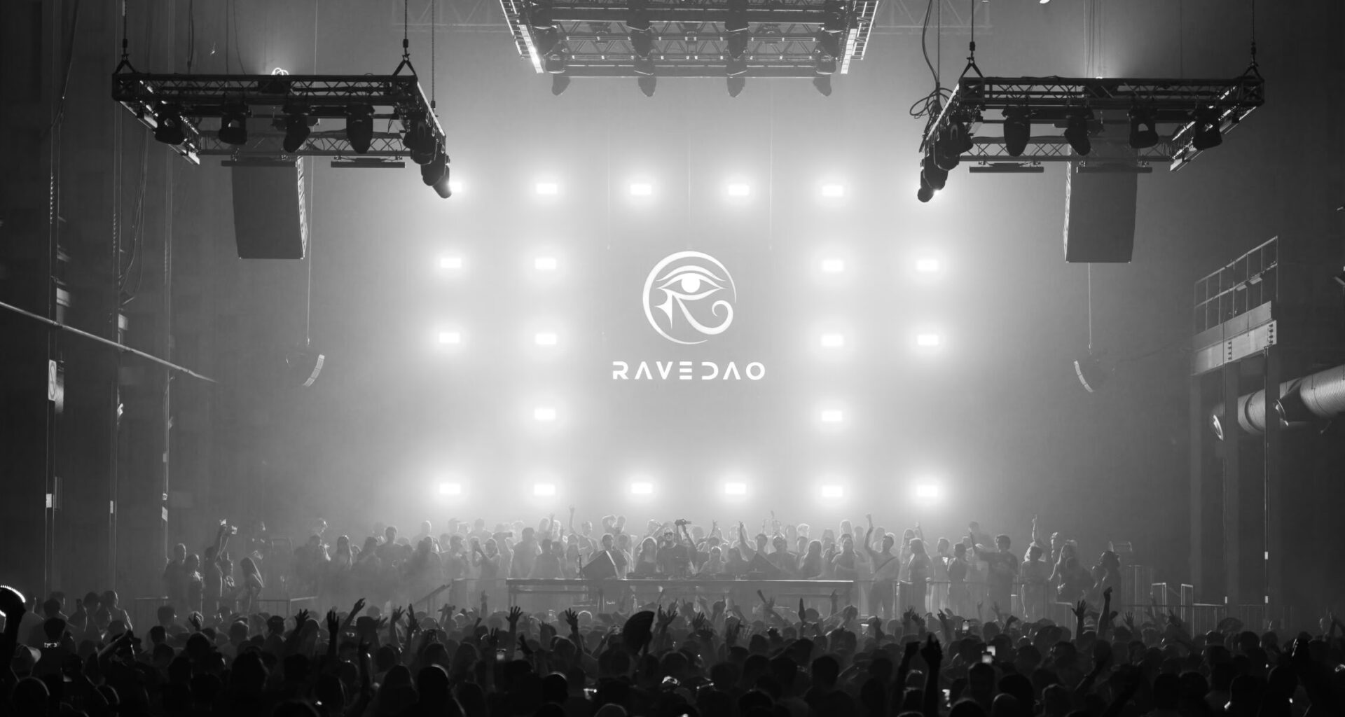 妖币现形！$RAVE 单月狂飙 6,000% 藏杀机？「前 3 大钱包」掌控 9 成筹码 