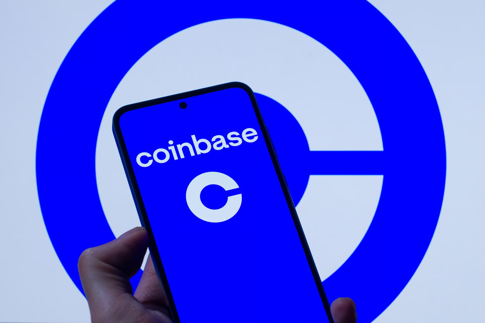 打造「全能交易所」！Coinbase 推出 AI 投顾、股票选择权、 Pre-IPO 市场