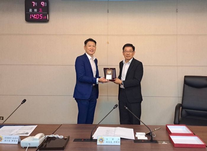 币安执行长拜会台湾刑事局，获颁纪念徽肯定打击金融犯罪贡献